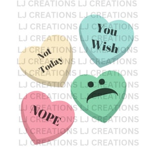 Puede incluir: Cuatro corazones de caramelo en forma de corazón con diferentes mensajes. El primer corazón es azul claro y dice "You Wish". El segundo corazón es amarillo claro y dice "Not Today". El tercer corazón es verde claro y tiene una cara triste. El cuarto corazón es rosa y dice "NOPE".