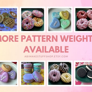 Pode incluir: Uma cole&ccedil;&atilde;o de pesos decorativos com v&aacute;rios designs. Os pesos incluem fatias de torta, donuts com granulado, doces em forma de cora&ccedil;&atilde;o com frases e macarons. A imagem tamb&eacute;m apresenta pesos em forma de biscoitos Oreo e donuts com cobertura de chocolate e baunilha.