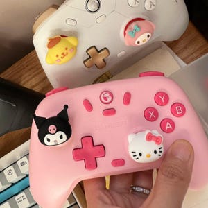 PS5/PS4/Switch Pro/Xbox One/Xboxシリーズ用サムグリップ4個セット。ゲーマー向けのキュートでクールなデザイン。ゲーマーへのギフトに最適。