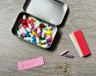 Mensagem em um pote, pote de lata, cápsulas de pílulas + papel para escrever, pílulas do amor, presente fofo para casal, presente de namorado, presente de dia dos namorados, longa distância