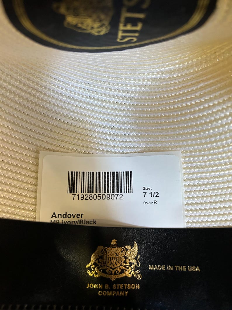 Puede incluir: Sombrero Stetson Andover marfil y negro, talla 7 1/2, forma ovalada R. La etiqueta dice "Made in the USA" e incluye el logotipo de John B. Stetson Company.