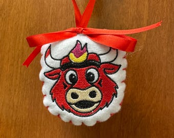 Adorno de fieltro bordado de los Chicago Bulls - Benny el Toro Decoraciones navideñas, regalos, bordados, hechos a mano