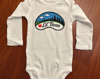 Body de bebé de manga larga con diseño "Lil' Bean" de Chicago Skyline - Blanco, algodón