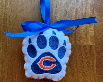 Adorno de pata de oso de Chicago: regalo de fútbol bordado en fieltro