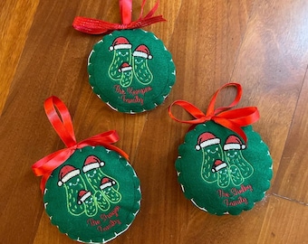 Adorno familiar de pepinillos bordado personalizado: familia de 3, 4, 5 o 6 personas, regalo de fieltro hecho a mano.