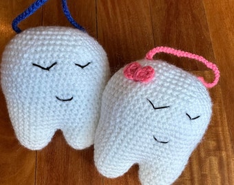 Colgador de puerta de hada de los dientes de ganchillo hecho a mano con bolsillo en el corazón - peluche de dientes amigurumi