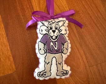 Adorno de fieltro bordado a mano de los Northwestern Wildcats – Decoración navideña de la NCAA