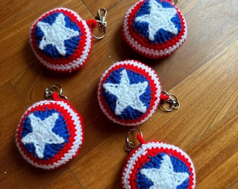 Llavero de escudo de ganchillo inspirado en el Capitán América - Peluche de superhéroe hecho a mano