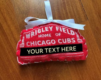 Adorno bordado personalizado de Chicago: Regalo de fieltro hecho a mano del Wrigley Field