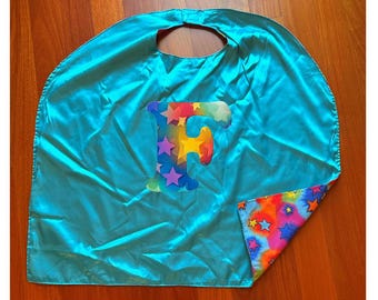 Capa de superhéroe personalizada: Capa de satén hecha a mano, para adultos y niños (61 x 66 cm).