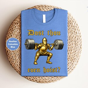 Camiseta de gimnasio medieval, divertida, de caballero de fantasía, sarcástica, de levantamiento de pesas. imagen 2