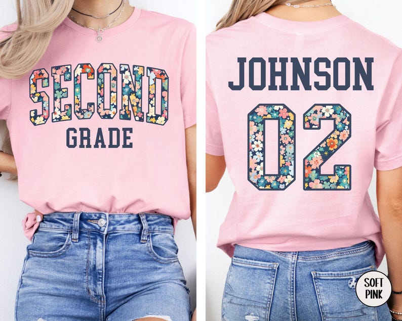 Puede incluir: Camiseta rosa claro con las palabras "SECOND GRADE" en un dise&ntilde;o floral en la parte delantera. La parte trasera muestra el nombre "JOHNSON" y el n&uacute;mero "02", tambi&eacute;n en dise&ntilde;o floral.