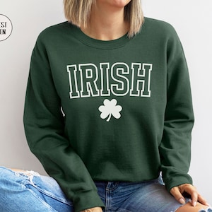 Op de afbeelding: Bosgroen sweatshirt met witte tekst "IRISH" en een wit klavertje vier.
