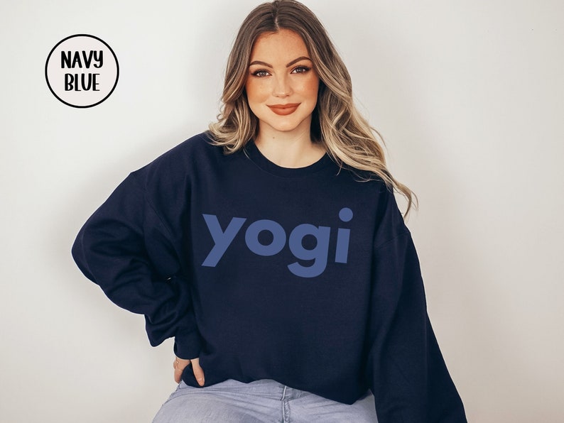 Może przedstawiać: Szarfa w kolorze granatowym z nadrukiem słowa "yogi" w jasnoniebieskim kolorze z przodu.