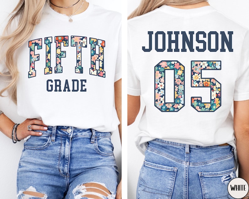 Op de afbeelding: Wit T-shirt met "FIFTH GRADE" in een bloemenpatroon op de voorkant. De achterkant van het shirt toont "JOHNSON 05" met een bloemenpatroon. Een casual T-shirt, geschikt voor school of dagelijks gebruik.
