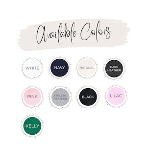 Op de afbeelding: Een afbeelding met de tekst "Available Colors" in cursief schrift. Hieronder staan kleuropties in cirkelvormige ontwerpen: wit, marine, natuurlijk, donkergrijs, roze, athletic heather, zwart, lila en kelly.