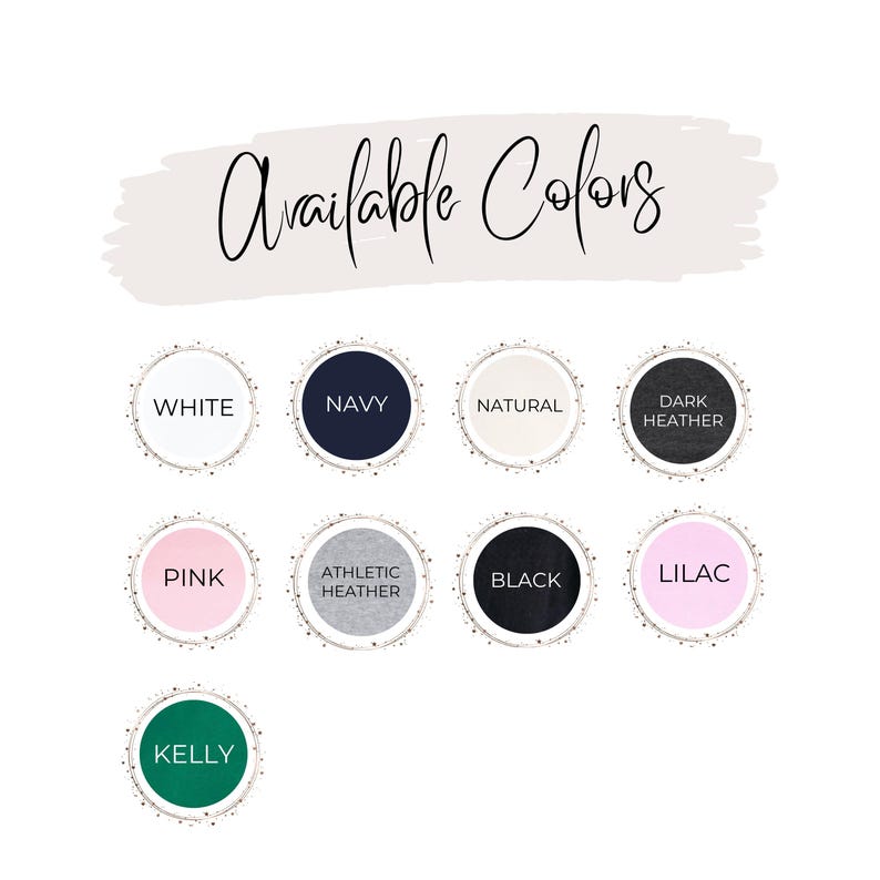 Op de afbeelding: Een afbeelding met de tekst "Available Colors" in cursief schrift. Hieronder staan kleuropties in cirkelvormige ontwerpen: wit, marine, natuurlijk, donkergrijs, roze, athletic heather, zwart, lila en kelly.