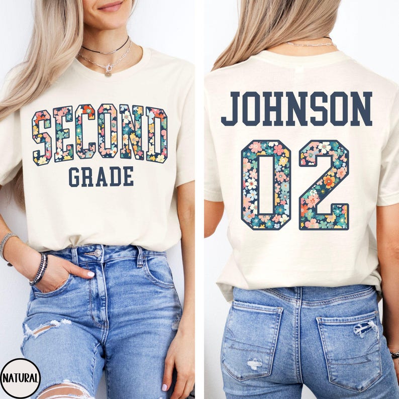 Puede incluir: Camiseta color crema con "SECOND GRADE" en letras florales en la parte delantera. La parte trasera presenta "JOHNSON" y el n&uacute;mero "02" en un estampado floral. La camiseta se combina con vaqueros azules.