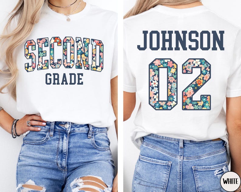 Puede incluir: Camiseta blanca con "SECOND GRADE" en estampado floral en la parte delantera. La parte trasera de la camiseta muestra "JOHNSON" y el n&uacute;mero "02", tambi&eacute;n con un patr&oacute;n floral. Estilo casual.