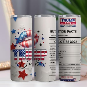 Puede incluir: Un vaso blanco con un diseño patriótico. El diseño incluye labios en rojo, blanco y azul, estrellas y el texto "TRUMP Girl". El vaso también tiene el texto "TRUMP 2024" y una etiqueta de información nutricional.