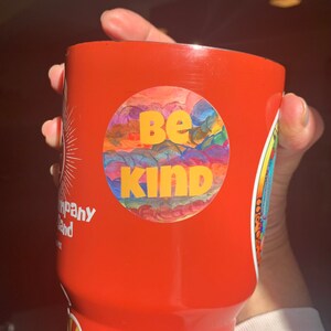 3 autocollants BE KIND pour 2 dollars. Belle oeuvre d'art peinte à la main par un garçon adorable atteint d'autisme. Imperméable à l'eau !