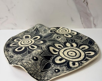 Juego de charcutería de cerámica esgrafiada en blanco y negro, bandeja para joyas y plato dividido hecho a mano