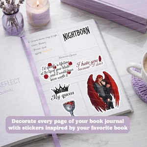Op de afbeelding: Een verzameling vinylstickers met de tekst NIGHTBORN, een kroon met de tekst My queen, een kelk met rode vloeistof en een illustratie van een koppel met grote rode vleugels. Citaten zijn onder meer I'd spend a lifetime at the tip of your blade en I hate you because I don't.
