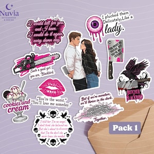 Op de afbeelding: Een verzameling vinylstickers met dark romance-thema's, waaronder een koppel met messen, een kettingzaag, een hakmes, een raaf, een schedelontwerp, een druipend oog, een ijscoupe en tekstcitaten op een lichtpaarse achtergrond.