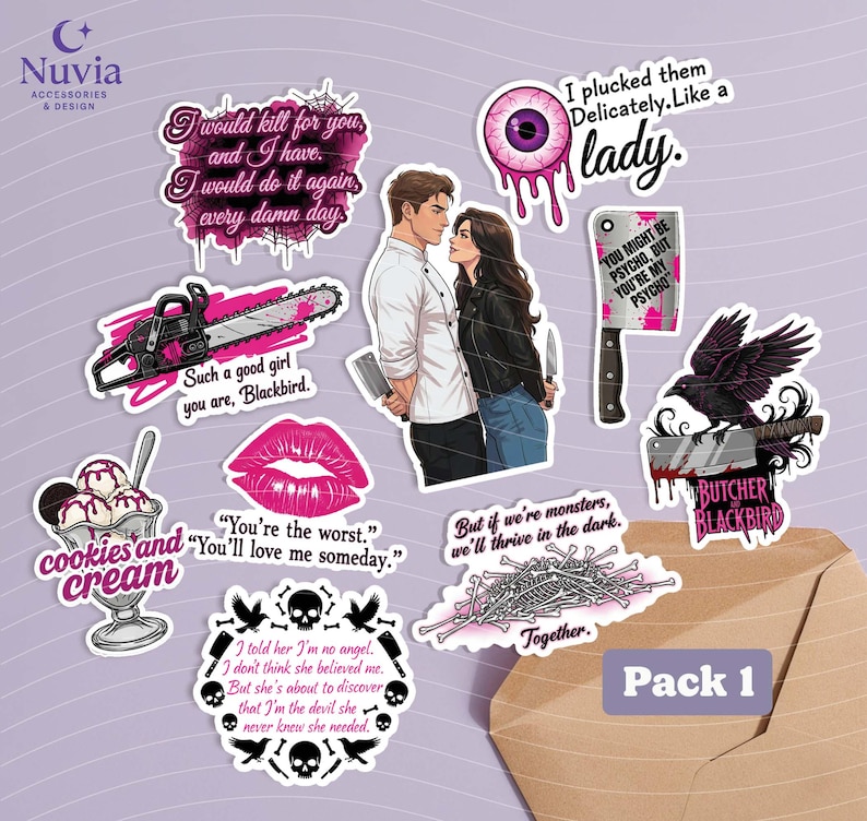Op de afbeelding: Een verzameling vinylstickers met dark romance-thema's, waaronder een koppel met messen, een kettingzaag, een hakmes, een raaf, een schedelontwerp, een druipend oog, een ijscoupe en tekstcitaten op een lichtpaarse achtergrond.