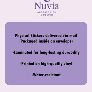 Może przedstawiać: Jasnofioletowa grafika z logo Nuvia Accessories & Design. Grafika zawiera tekst: "Naklejki fizyczne dostarczane pocztą (Pakowane w kopercie)", "Laminowane dla długotrwałej trwałości", "Drukowane na wysokiej jakości winylu" i "Wodoodporne".