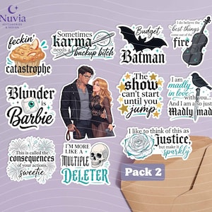 Op de afbeelding: Een verzameling vinylstickers met diverse illustraties en teksten, waaronder een muffin, een koppel, een vleermuis, een cello, een schedel, een roos en vuurwerk. De tekst bevat zinnen zoals feckin' catastrophe en diverse andere uitspraken.