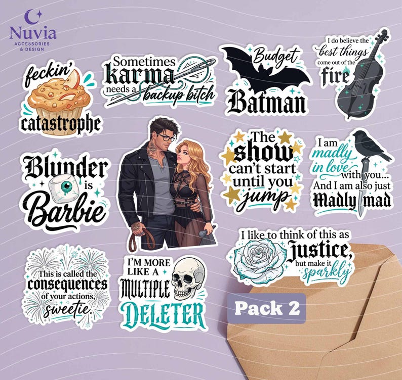 Op de afbeelding: Een verzameling vinylstickers met diverse illustraties en teksten, waaronder een muffin, een koppel, een vleermuis, een cello, een schedel, een roos en vuurwerk. De tekst bevat zinnen zoals feckin' catastrophe en diverse andere uitspraken.