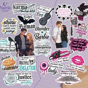 Op de afbeelding: Een verzameling diverse vinylstickers met duistere, romantische en gothic thema's. De ontwerpen bevatten illustraties van koppels, schedels, oogbollen, een kettingzaag, een hakmes, een muffin, een roos en diverse citaten zoals 'Sometimes karma needs a backup bitch' en 'Blunder is Barbie'.