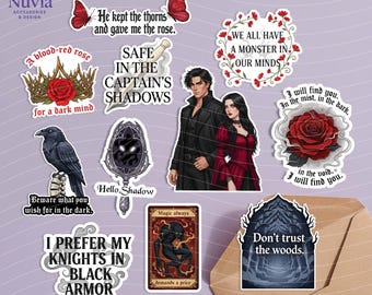 Peut inclure: Un ensemble de onze autocollants découpés présentant des illustrations et du texte sur le thème fantastique. Les motifs incluent une rose rouge, un corbeau, un miroir, un couple et une carte de tarot. Le texte inclut des phrases comme 'He kept the thorns', 'Safe in the captain's shadows' et 'Don't trust the woods'.