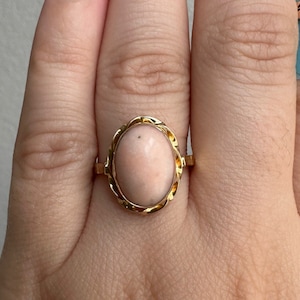 Peachy Pink Vintage 18k gold Pink Coral Cabochon Ring Coral Jewelry Pink Stone ring