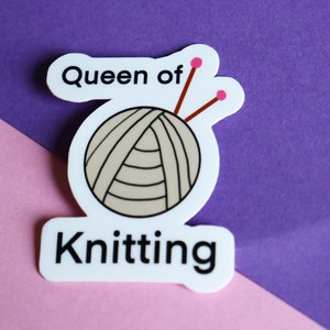 Kawaii - Sticker découpé La reine du tricot mat 3,9 x 5 cm Aufkleber