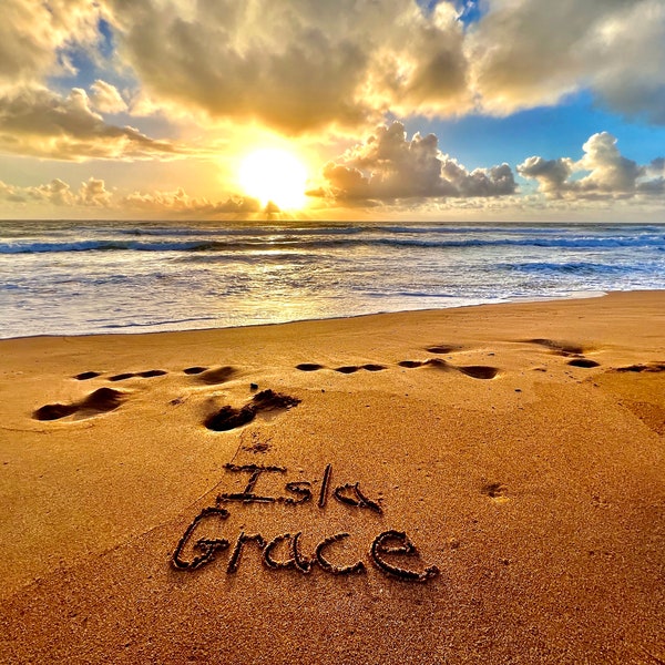 Écriture personnalisée de Sunrise Beach sur une plage de Kauai