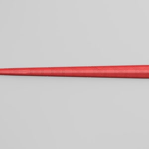 Puede incluir: Una espada roja con un mango plateado y un patr&oacute;n decorativo en la hoja.