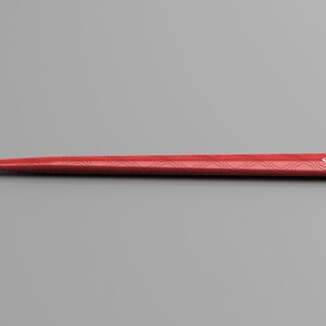 Puede incluir: Una vaina de espada roja con una punta de metal plateado y un patr&oacute;n decorativo.