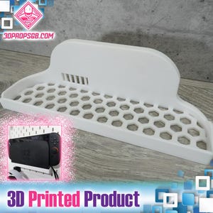 Op de afbeelding: Een wit 3D-geprint rek met een honingraatpatroon en een verhoogde achterkant. Het rek heeft een rechthoekige vorm met een gebogen bovenkant. De tekst "3D Printed Product" is onderaan zichtbaar.