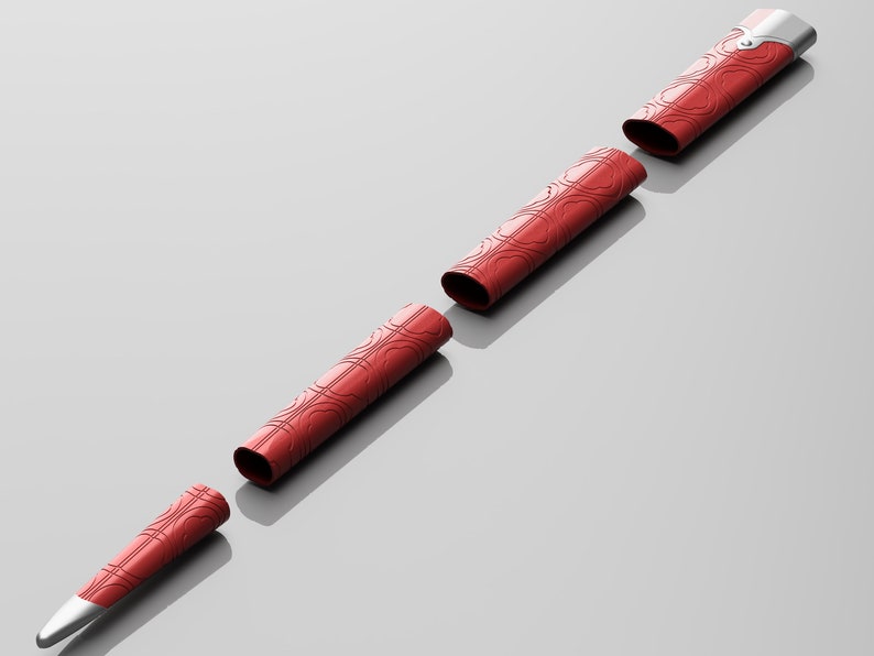 Puede incluir: Un bol&iacute;grafo rojo con una punta plateada se desmonta en cinco piezas. El bol&iacute;grafo tiene un patr&oacute;n decorativo de c&iacute;rculos entrelazados.