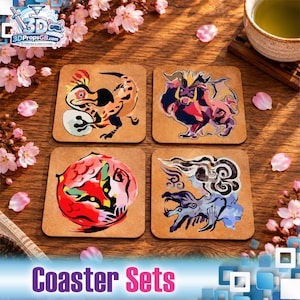 Puede incluir: Un juego de cuatro posavasos cuadrados de corcho con coloridas ilustraciones gráficas de criaturas fantásticas. Cada posavasos muestra un diseño de personaje distinto en tonos vibrantes de naranja, rojo, morado y azul sobre una superficie de corcho natural.