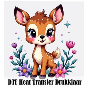 Puede incluir: Ilustración de dibujos animados de un ciervo lindo con ojos grandes, mejillas rosadas y una boca sonriente. El ciervo es marrón con manchas blancas y está rodeado de flores moradas y rosas y hojas verdes. El texto "DTF Heat Transfer Drukklaar" está en la parte inferior.
