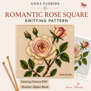 Może przedstawiać: Wzór dziewiarski zatytułowany Romantic Rose Square autorstwa Anny Floridy, przedstawiający kwadratowy blok z kremowym tłem i centralnym motywem róży w odcieniach różu, bieli i zieleni. Dwa drewniane druty do robótek znajdują się po lewej stronie.