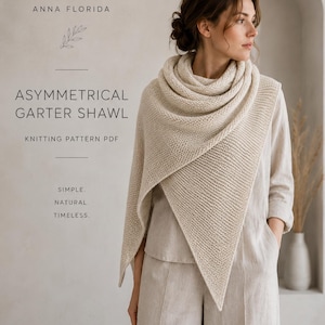 Peut inclure: Une femme porte un châle asymétrique en point de jarretière de couleur beige clair. Le châle est tricoté. Le texte de l'image indique : "ASYMMETRICAL GARTER SHAWL KNITTING PATTERN PDF" et "SIMPLE. NATURAL. TIMELESS."