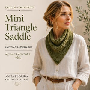 Può includere: Un modello di maglia digitale in PDF intitolato Saddle Collection Mini Triangle Saddle con un design a punto legaccio di Anna Florida. L'immagine mostra una sciarpa triangolare lavorata a maglia verde oliva indossata sopra una camicia bianca.