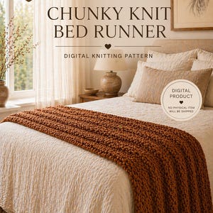 Puede incluir: Un camino de cama de punto grueso en un tono marrón cálido, exhibido sobre una cama con un edredón color crema. La imagen incluye el texto "Chunky Knit Bed Runner" y "Digital Knitting Pattern".