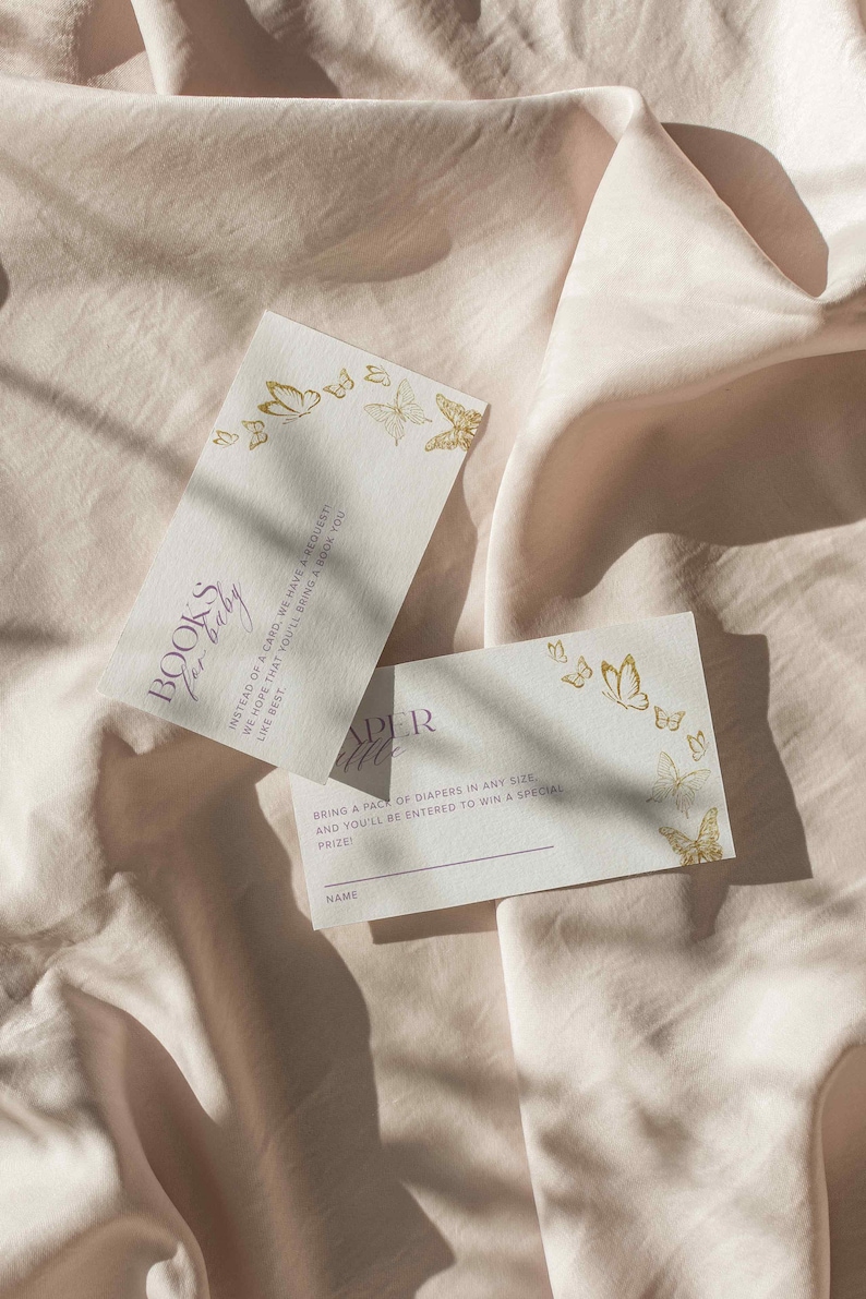 Puede incluir: Dos tarjetas con un dise&ntilde;o de mariposa. La tarjeta superior dice "Libros para el beb&eacute;" y pide a los invitados que traigan un libro en lugar de una tarjeta. La tarjeta inferior dice "Sorteo de pa&ntilde;ales" y pide a los invitados que traigan un paquete de pa&ntilde;ales para tener la oportunidad de ganar un premio.