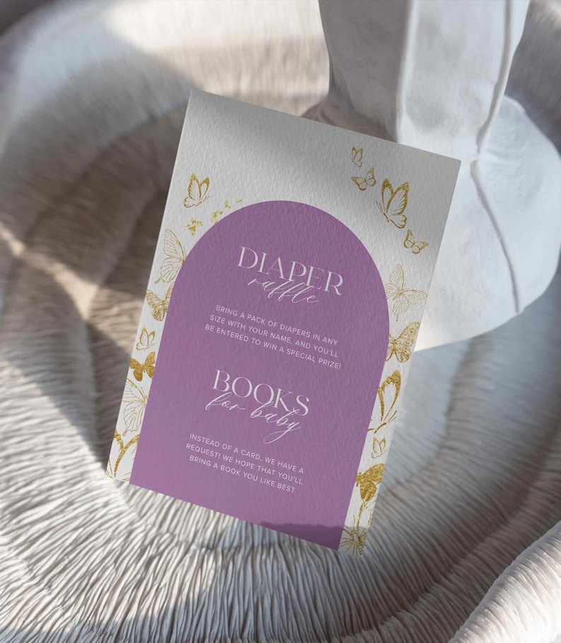 Puede incluir: Invitaci&oacute;n de baby shower morada y blanca con mariposas doradas. El texto dice "Rifa de pa&ntilde;ales" y "Libros para beb&eacute;".