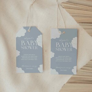 K&ouml;nnte beinhalten: Zwei hellblaue Baby Shower-Geschenk-Etiketten mit wei&szlig;en Wolken und dem Text "Abigail's Baby Shower" und "Erstelle und schreibe, was du m&ouml;chtest. Personalisieren Sie Ihre Etiketten mit vollst&auml;ndig bearbeitbarem Text." Die Etiketten enthalten auch das Datum "09.19.2021".